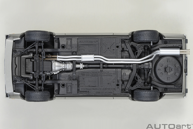 77477 1/18 NISSAN SKYLINE 2000 GT-R (KPGC110) TUNED VERSION (CARBON FIBER BONNET) (SILVER)