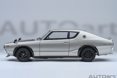77477 1/18 NISSAN SKYLINE 2000 GT-R (KPGC110) TUNED VERSION (CARBON FIBER BONNET) (SILVER)