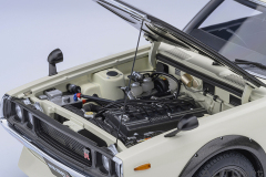 77478 1/18 NISSAN SKYLINE 2000 GT-R (KPGC110) TUNED VERSION (CARBON FIBER BONNET) (WHITE)