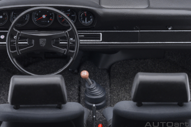 78032 1/18 PORSCHE 911 CARRERA 2.7 RS (GULF BLUE/BLACK STRIPES)