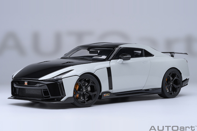 77511 1/18 NISSAN GT-R50 BY ITALDESIGN (METALLIC WHITE/BLACK)