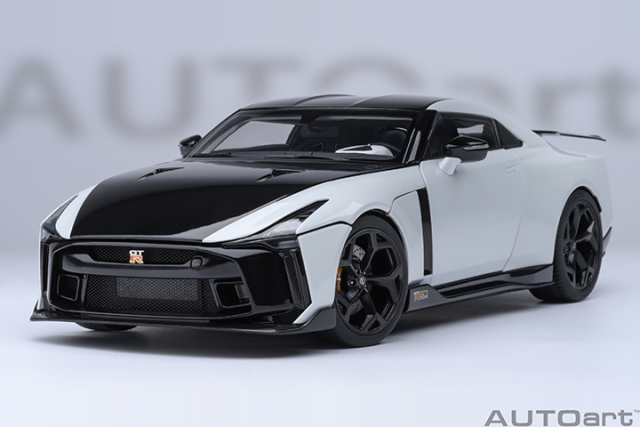77511 1/18 NISSAN GT-R50 BY ITALDESIGN (METALLIC WHITE/BLACK)