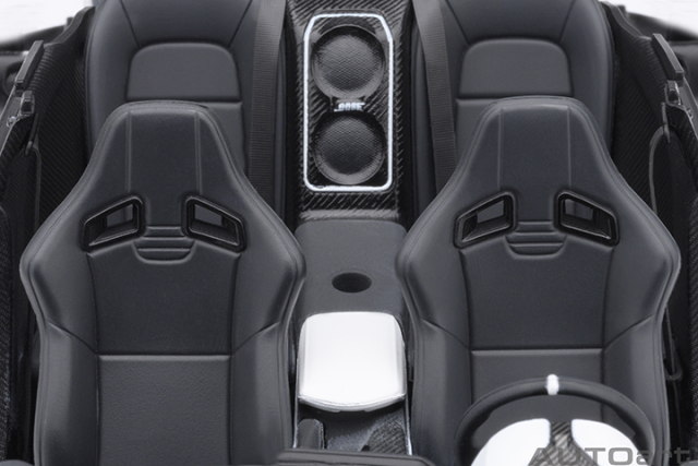 77511 1/18 NISSAN GT-R50 BY ITALDESIGN (METALLIC WHITE/BLACK)