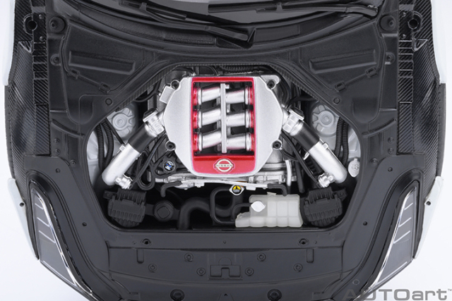 77511 1/18 NISSAN GT-R50 BY ITALDESIGN (METALLIC WHITE/BLACK)