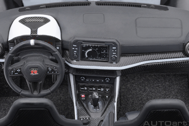 77511 1/18 NISSAN GT-R50 BY ITALDESIGN (METALLIC WHITE/BLACK)