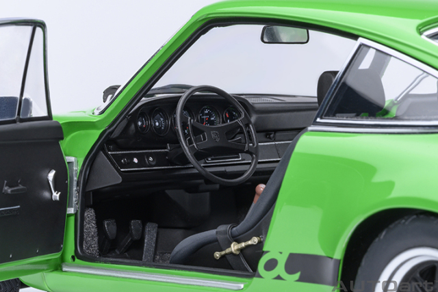 78034 1/18 PORSCHE 911 CARRERA 2.7 RS (VIPER GREEN/BLACK STRIPES)