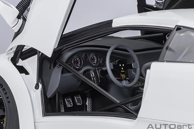 79136 1/18 LAMBORGHINI DIABLO GT-R (IMPACT WHITE)