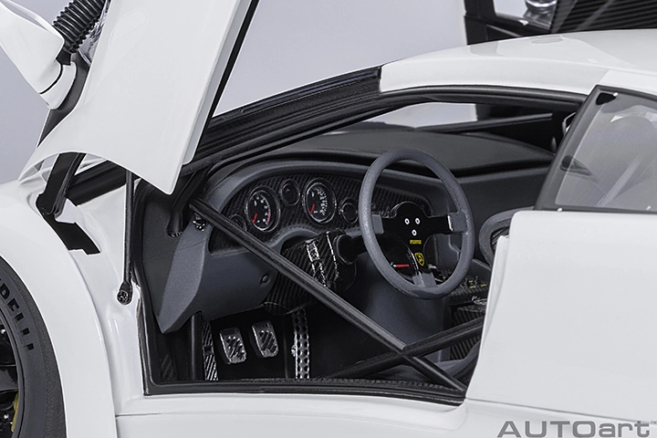 79136 1/18 LAMBORGHINI DIABLO GT-R (IMPACT WHITE)