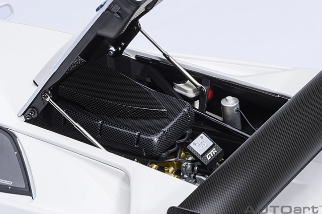 79136 1/18 LAMBORGHINI DIABLO GT-R (IMPACT WHITE)