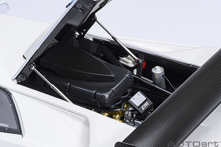 79136 1/18 LAMBORGHINI DIABLO GT-R (IMPACT WHITE)