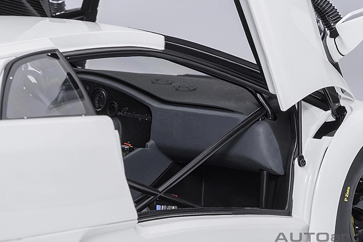 79136 1/18 LAMBORGHINI DIABLO GT-R (IMPACT WHITE)