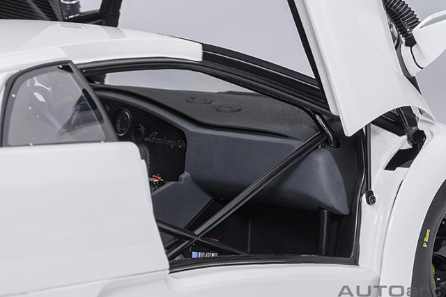 79136 1/18 LAMBORGHINI DIABLO GT-R (IMPACT WHITE)