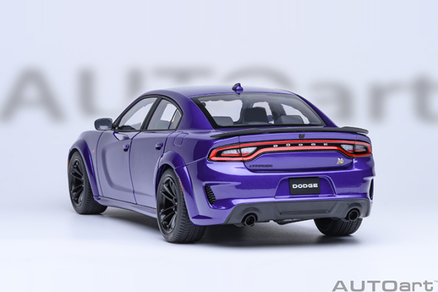 71757 1/18 DODGE CHARGER SCAT PACK WIDEBODY (PLUM CRAZY)