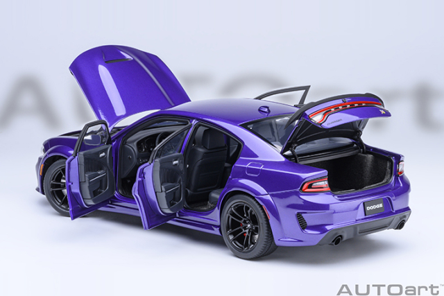 71757 1/18 DODGE CHARGER SCAT PACK WIDEBODY (PLUM CRAZY)