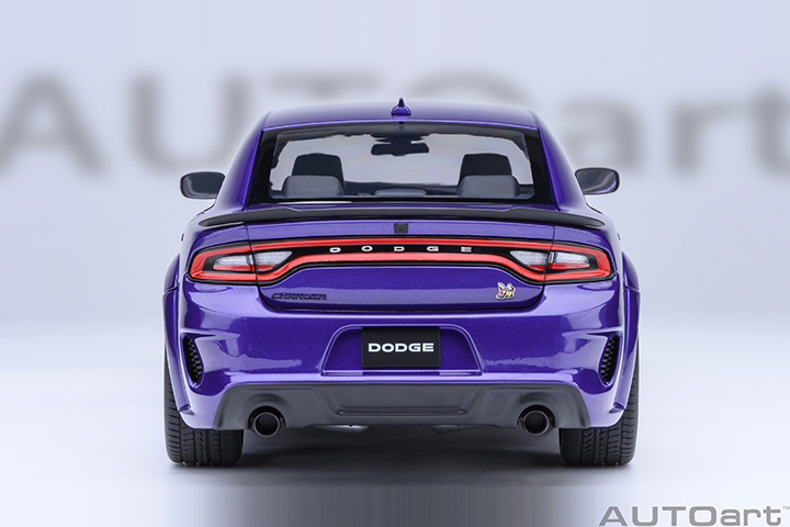 71757 1/18 DODGE CHARGER SCAT PACK WIDEBODY (PLUM CRAZY)