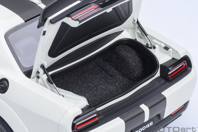 71766 1/18 DODGE CHALLENGER SRT SUPER STOCK 2023 (KNUCKLE WHITE)