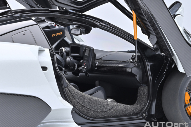 81953 1/18 McLAREN SENNA GTR (SILICA WHITE)