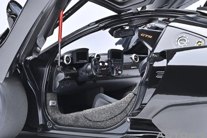 81954 1/18 McLAREN SENNA GTR (ONYX BLACK)