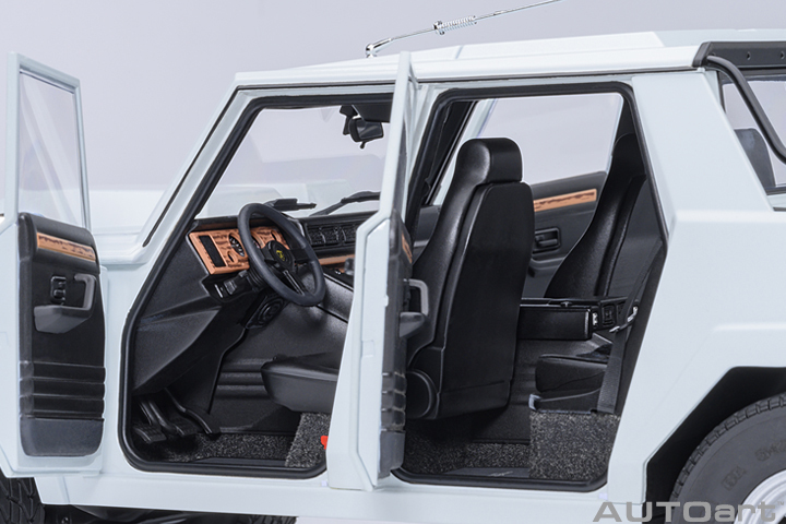 74549 1/18 LAMBORGHINI LM002 (BIANCO POLO PARK/WHITE)