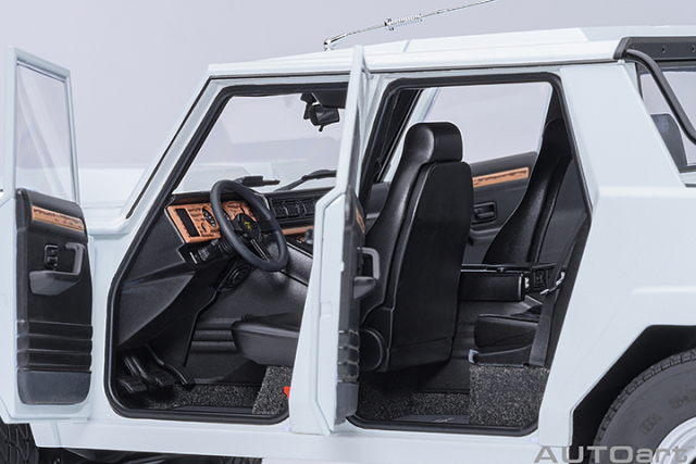 74549 1/18 LAMBORGHINI LM002 (BIANCO POLO PARK/WHITE)