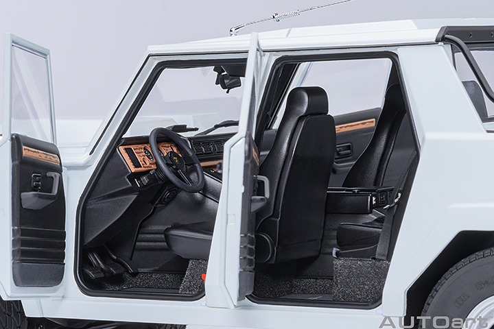 74549 1/18 LAMBORGHINI LM002 (BIANCO POLO PARK/WHITE)