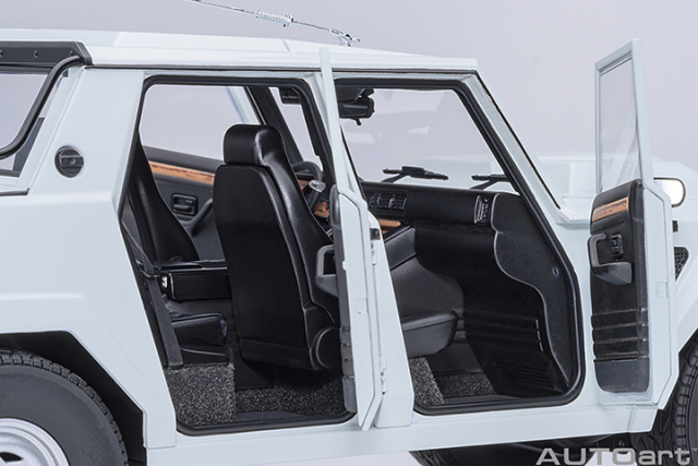 74549 1/18 LAMBORGHINI LM002 (BIANCO POLO PARK/WHITE)