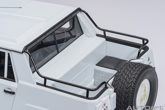 74549 1/18 LAMBORGHINI LM002 (BIANCO POLO PARK/WHITE)