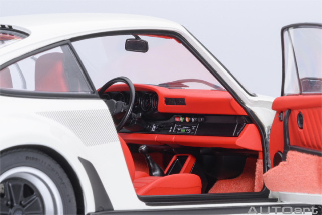 78113 1/18 PORSCHE 911(930) TURBO 3.0 (GRAND PRIX WHITE W/ TURBO STRIPES)