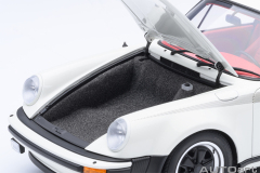 78113 1/18 PORSCHE 911(930) TURBO 3.0 (GRAND PRIX WHITE W/ TURBO STRIPES)
