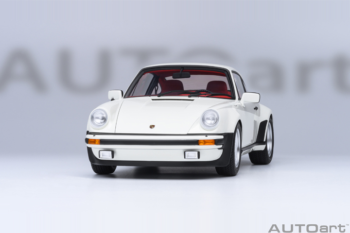 78113 1/18 PORSCHE 911(930) TURBO 3.0 (GRAND PRIX WHITE W/ TURBO STRIPES)