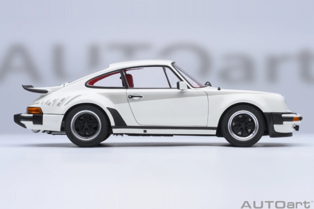 78113 1/18 PORSCHE 911(930) TURBO 3.0 (GRAND PRIX WHITE W/ TURBO STRIPES)