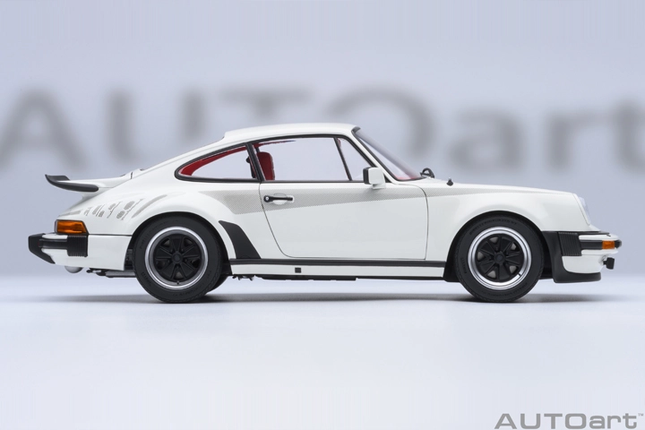 78113 1/18 PORSCHE 911(930) TURBO 3.0 (GRAND PRIX WHITE W/ TURBO STRIPES)