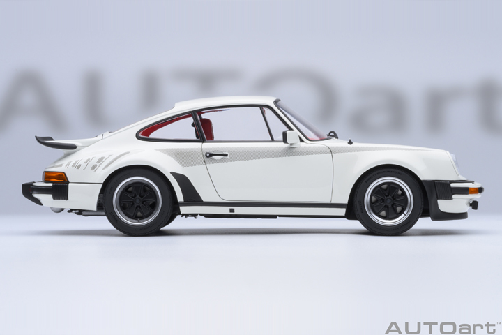 78113 1/18 PORSCHE 911(930) TURBO 3.0 (GRAND PRIX WHITE W/ TURBO STRIPES)