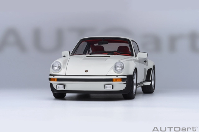 78113 1/18 PORSCHE 911(930) TURBO 3.0 (GRAND PRIX WHITE W/ TURBO STRIPES)