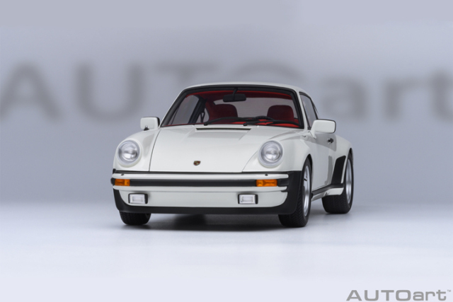 78113 1/18 PORSCHE 911(930) TURBO 3.0 (GRAND PRIX WHITE W/ TURBO STRIPES)