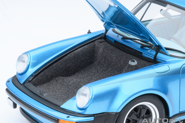 78115 1/18 PORSCHE 911(930) TURBO 3.0 (MINERVA BLUE W/ TURBO STRIPES)