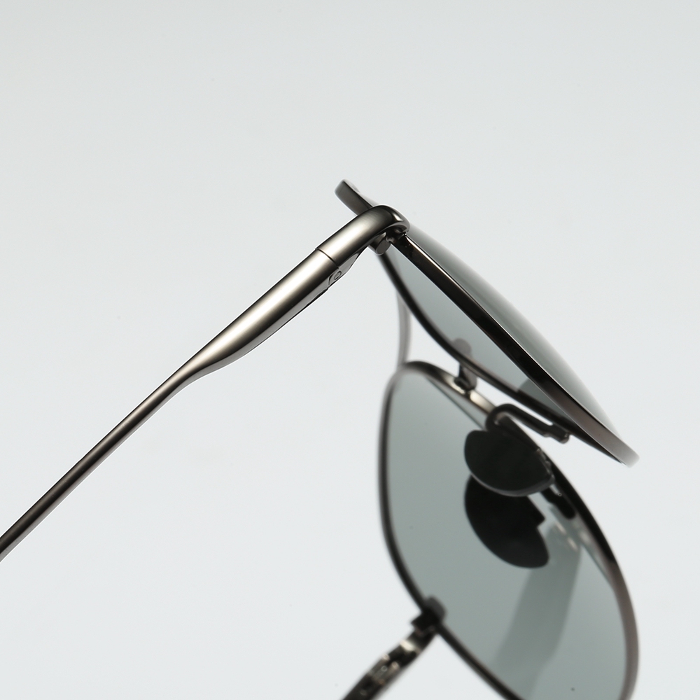 Custom Women's Metal Frame Aviator Polarized Sunglasses for Men Driving Car with Photochromic Lenses that Change from Light to Dark Wholesale