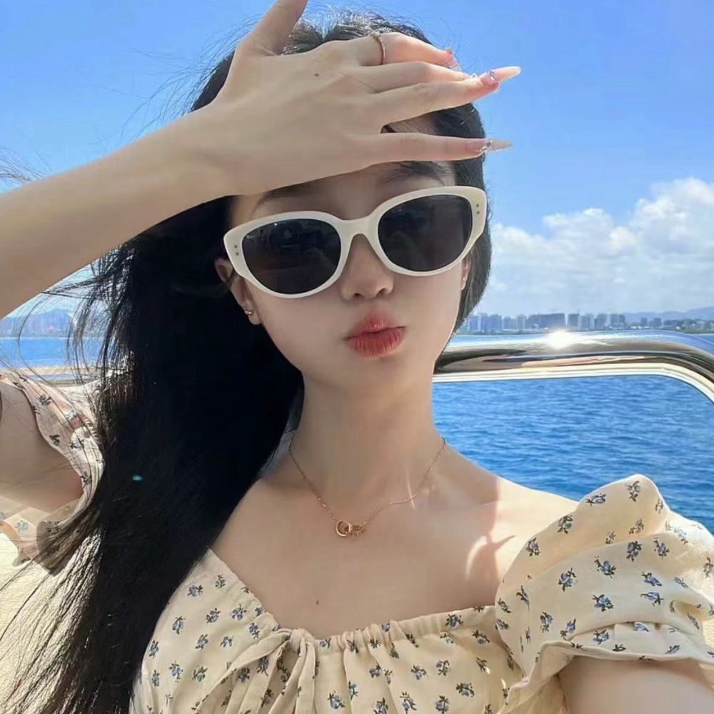 Custom Korean Style Thick Frame Oval Cat Eye Sunglasses with Studs Made of Acetate Eyewear for Women's Subtle Vintage Shades Wholesale Online