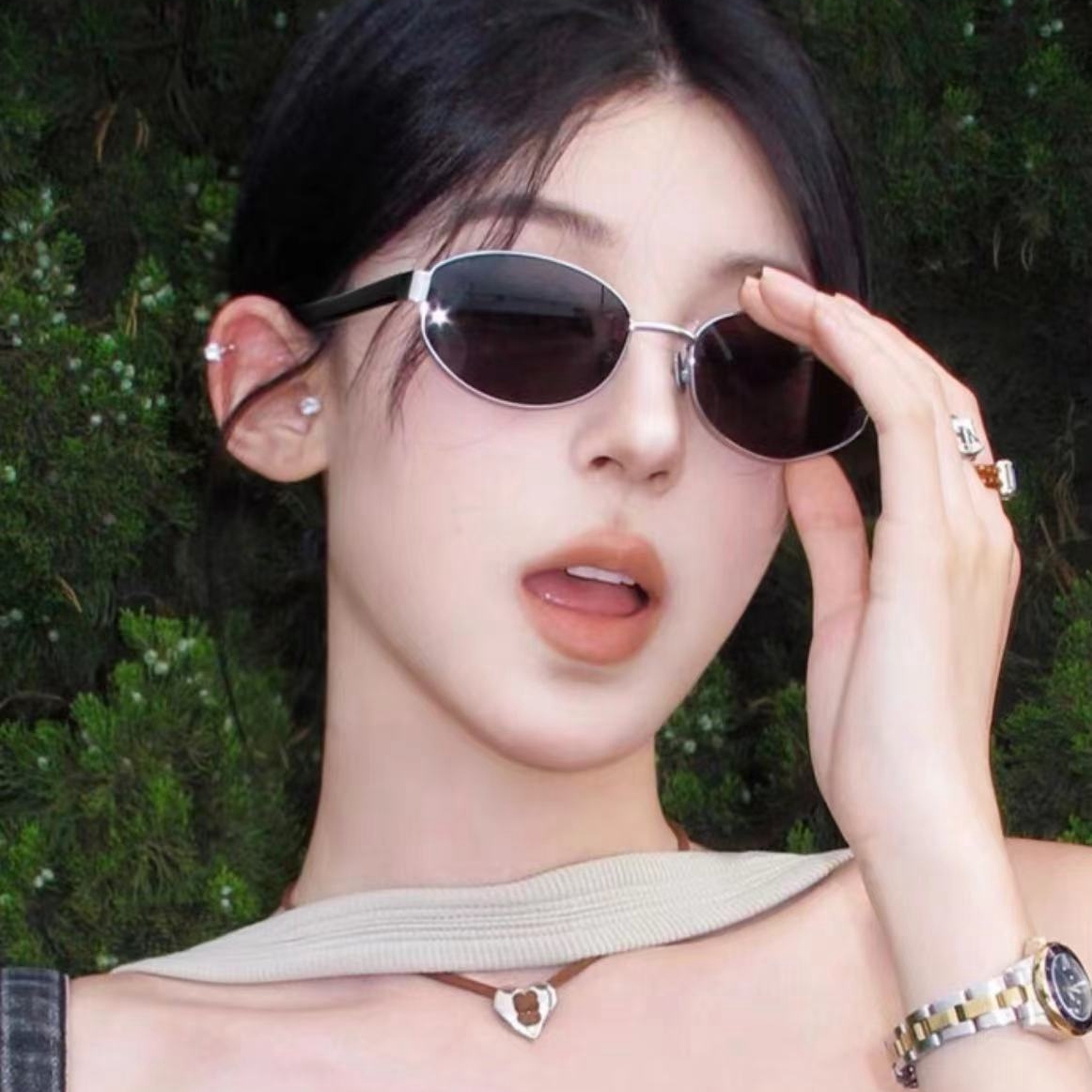 Custom Ladies Street Style Sunglasses Metal Frames with Acetate Arms Retro Oval Shades for Women's Designer Eyewear Wholesale Manufacturer