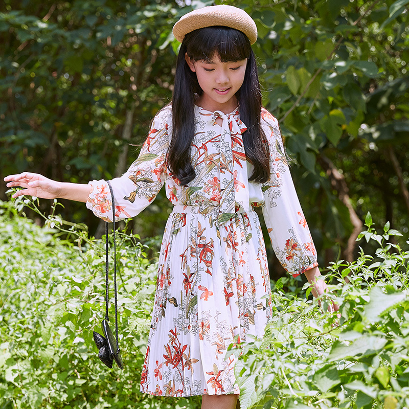 New Girls' Floral Dress, with a white base, blooming flowers and a bow neckline, showcasing a fresh and sweet style.