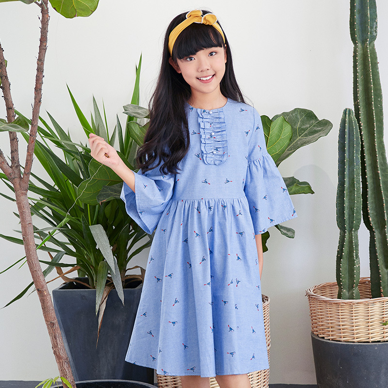 New light blue printed dress, the round neck adds childlikeness, the flared sleeves hide fun, and the sense of childlike playfulness is bursting.