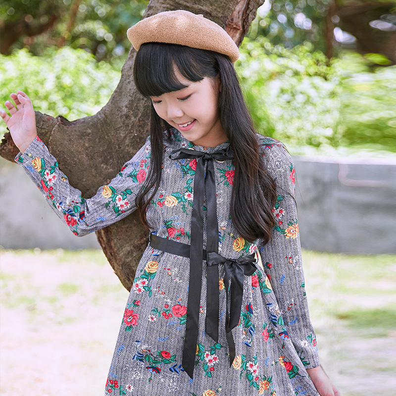 New Girls' Floral Dress, with a gray base, blooming flowers and a black waist belt, fully embracing the retro and sweet style.