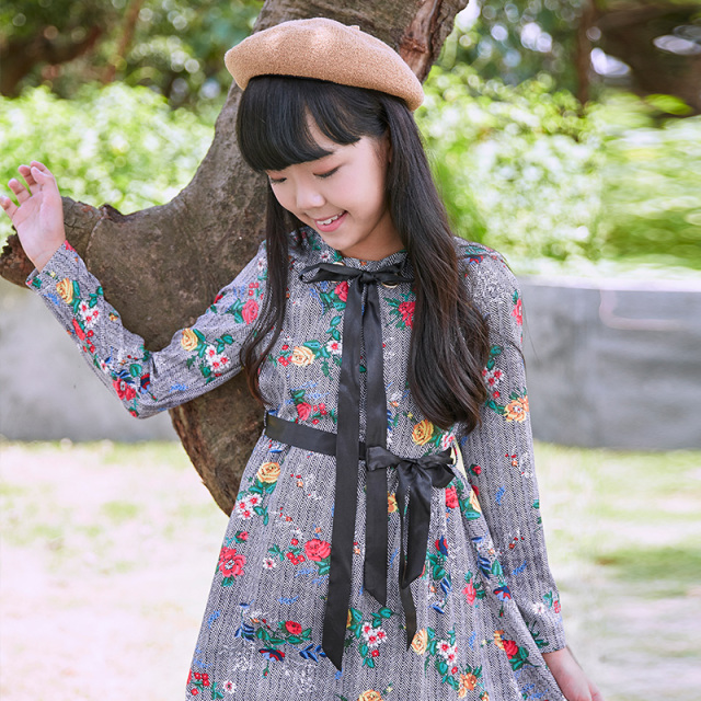New Girls' Floral Dress, with a gray base, blooming flowers and a black waist belt, fully embracing the retro and sweet style.