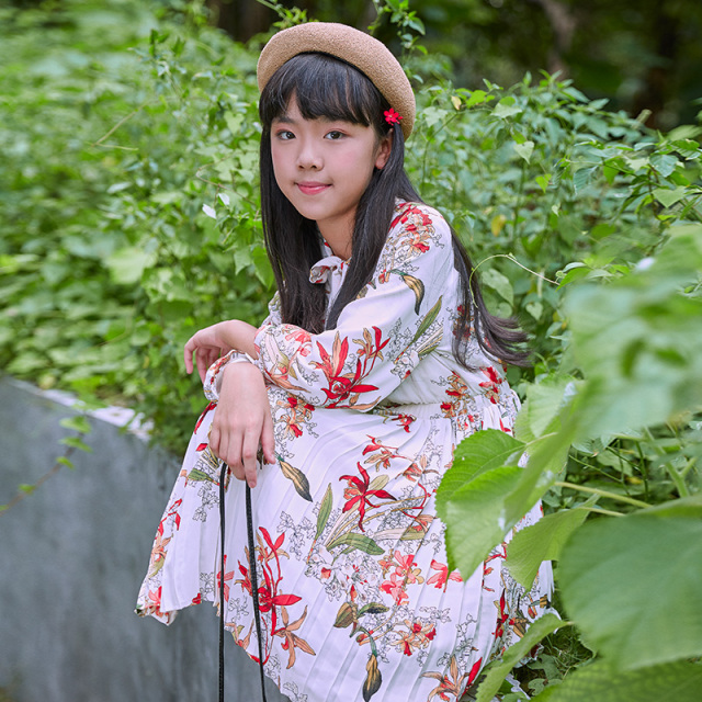 New Girls' Floral Dress, with a white base, blooming flowers and a bow neckline, showcasing a fresh and sweet style.