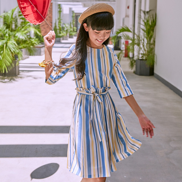 New style girls' striped dress, with blue, yellow and white stripes + a waistband, featuring a fresh and literary style.