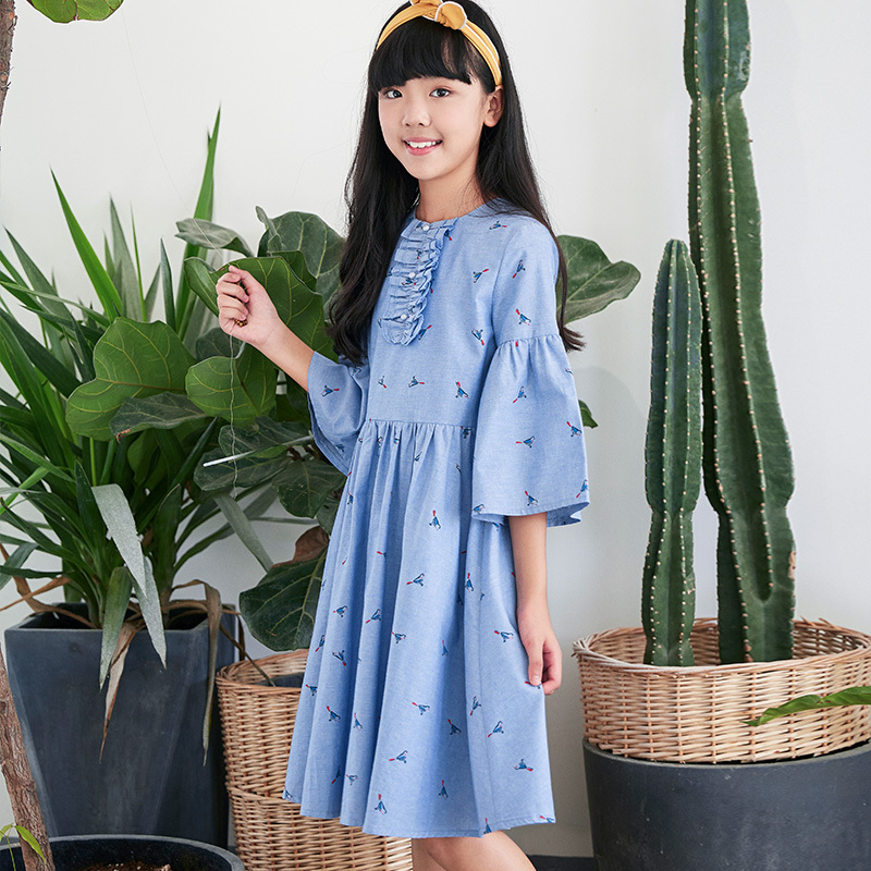 New light blue printed dress, the round neck adds childlikeness, the flared sleeves hide fun, and the sense of childlike playfulness is bursting.