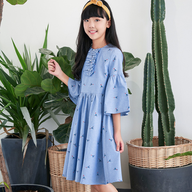 New light blue printed dress, the round neck adds childlikeness, the flared sleeves hide fun, and the sense of childlike playfulness is bursting.