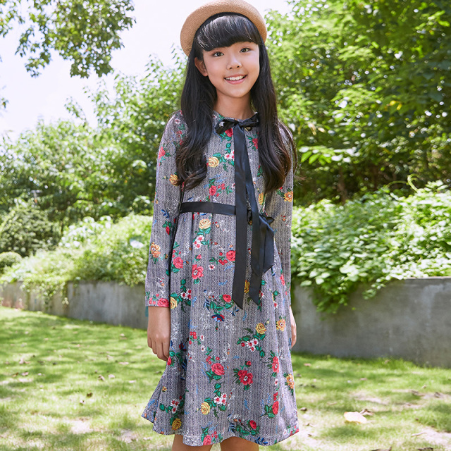 New Girls' Floral Dress, with a gray base, blooming flowers and a black waist belt, fully embracing the retro and sweet style.