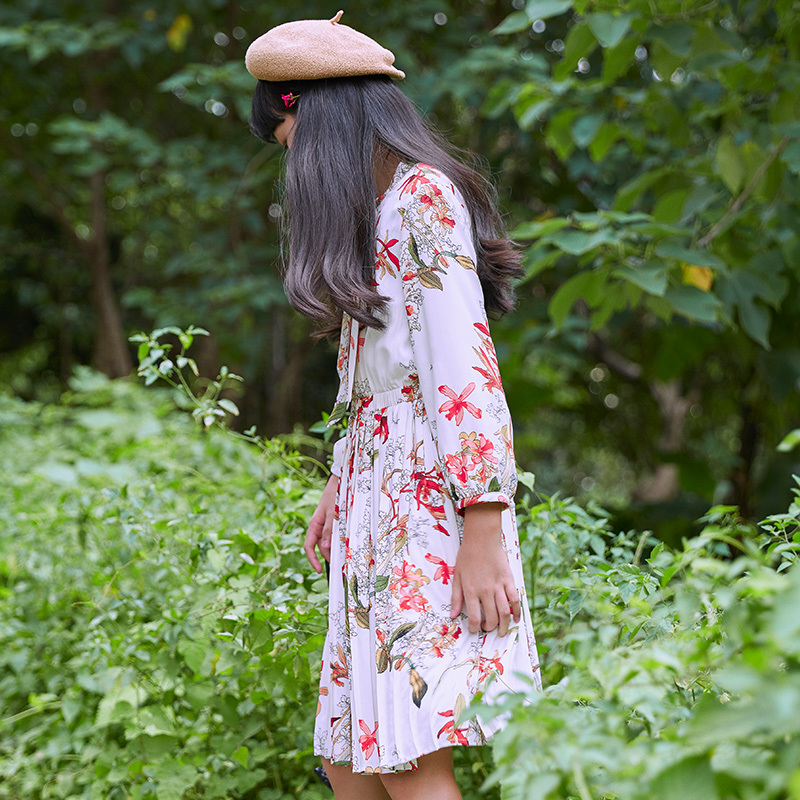 New Girls' Floral Dress, with a white base, blooming flowers and a bow neckline, showcasing a fresh and sweet style.