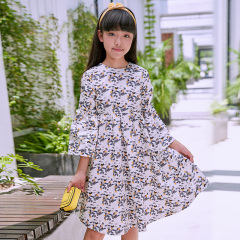 New girls' geometric printed dress: a white base with colorful patterns resembling bows, paired with lively flared sleeves, fully embodying the fashionable and childlike style.